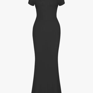 ReoRia Classic Black Maxi Dress